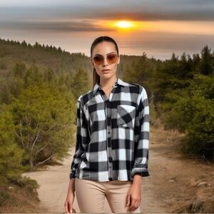 Women’s Shirt Express Boyfriend Black White Plaid Long Sleeve Button Front Shirt